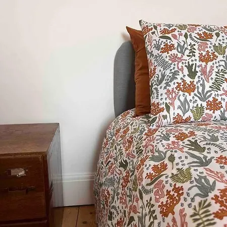 3 Bedroom House With Off Street Parking Homestay *