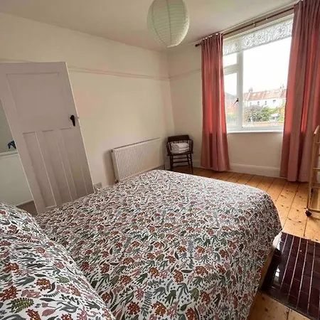 Quarto em Acomodações Particulares 3 Bedroom House With Off Street Parking *