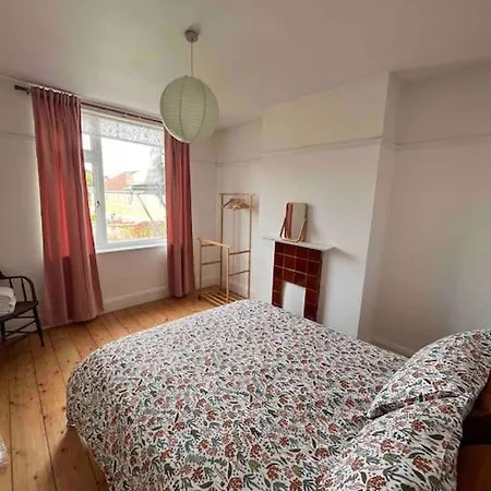 3 Bedroom House With Off Street Parking Quarto em Acomodações Particulares