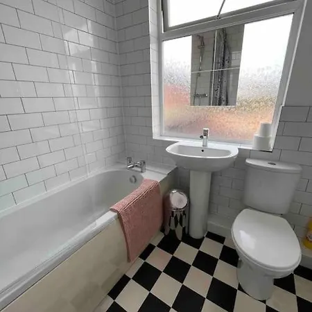 Проживание в семье 3 Bedroom House With Off Street Parking *