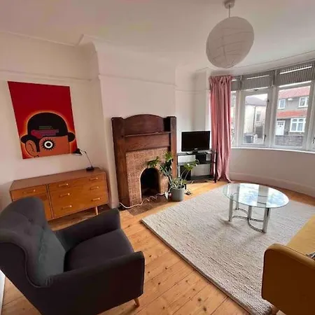 3 Bedroom House With Off Street Parking Бристоль