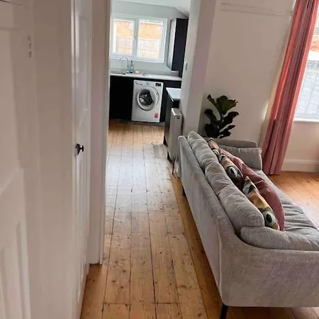 3 Bedroom House With Off Street Parking Проживание в семье *