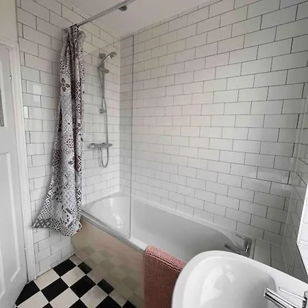 3 Bedroom House With Off Street Parking Проживание в семье Бристоль