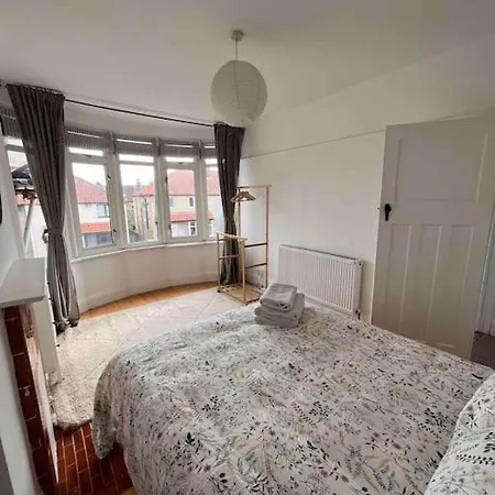 Проживание в семье 3 Bedroom House With Off Street Parking Бристоль