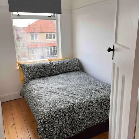 Проживание в семье 3 Bedroom House With Off Street Parking